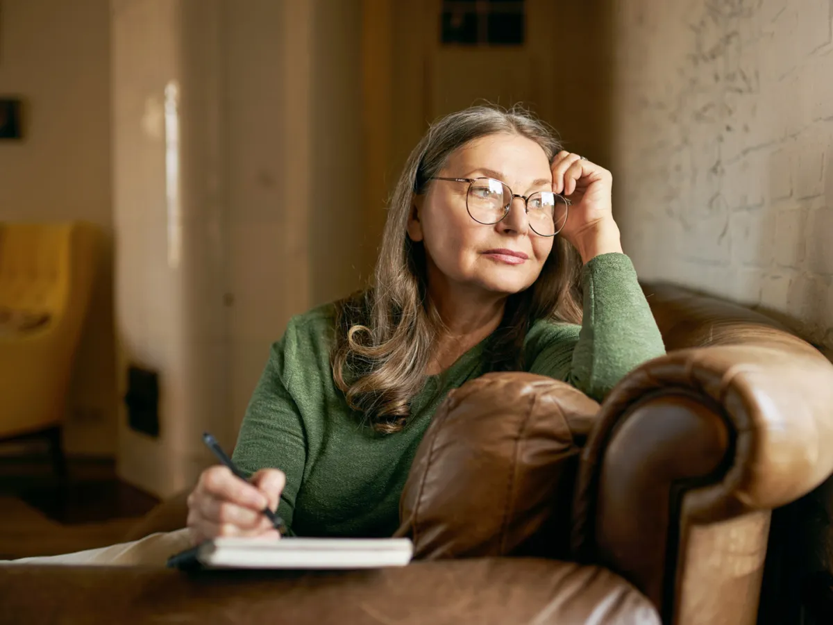 مغادرة الأبناء للمنزل تمثّل مرحلة حسّاسة في حياة الأم Image by shurkin_son on Freepik