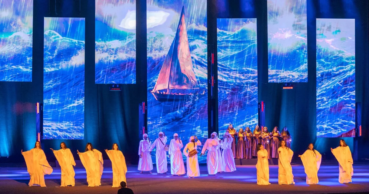 صورة للعرض المسرحي الذي قدم بافتتاح المهرجان -الصورة من المركز الإعلامي لمهرجان المسرح الخليجي