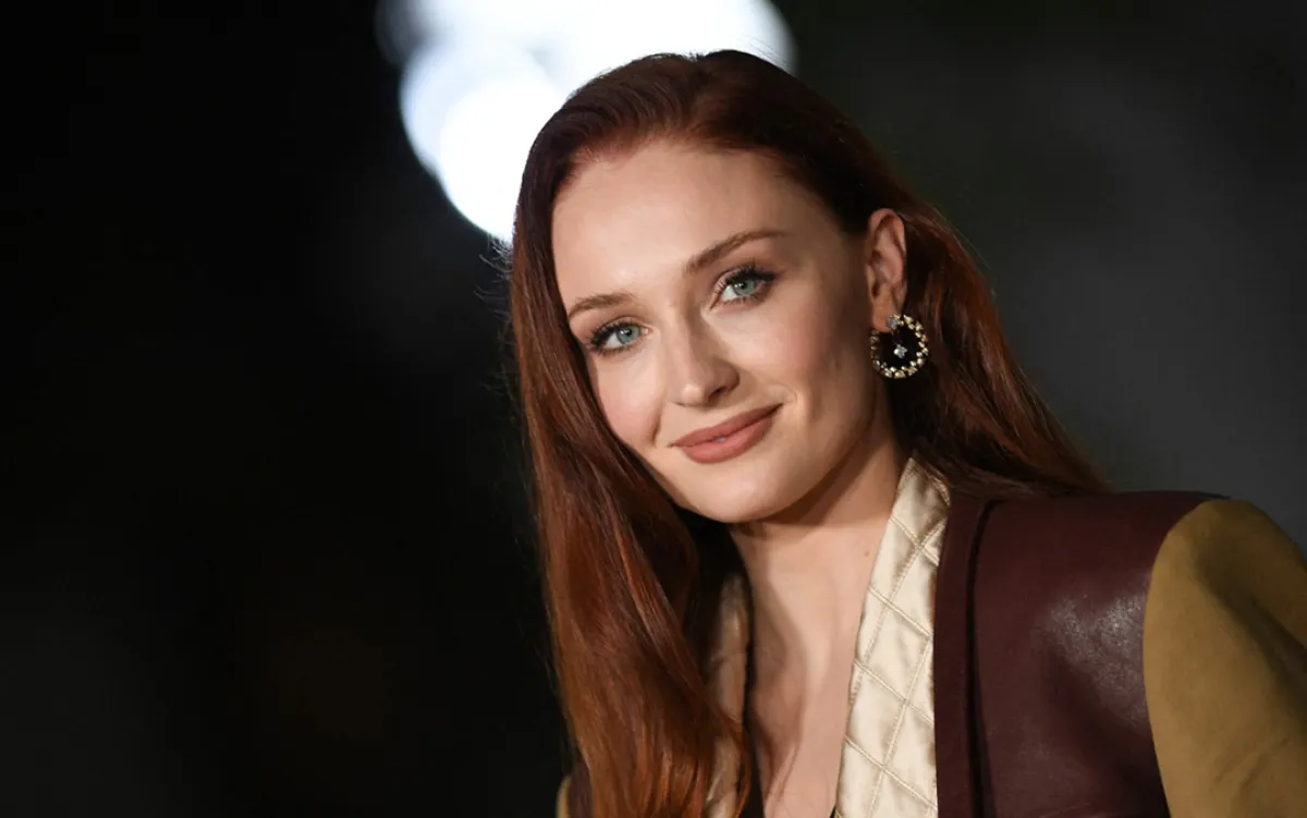 صوفي ترنر تصل إلى متحف أكاديمية الصور المتحركة في لوس أنجلوس- Sophie Turner arrives at the Academy Museum of Motion Pictures in Los Angeles - مصدر الصورة:  VALERIE MACON / AFP 