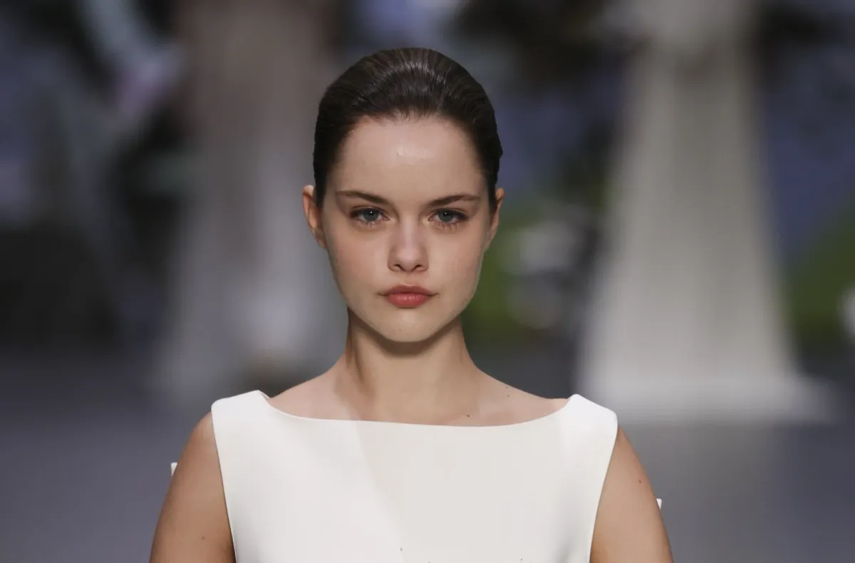 من عرض إيزابيل سانشيز Isabel Sanchís في أسبوع الموضة في برشلونة لربيع وصيف 2025- الصورة من LaunchmetricsSpotlight©