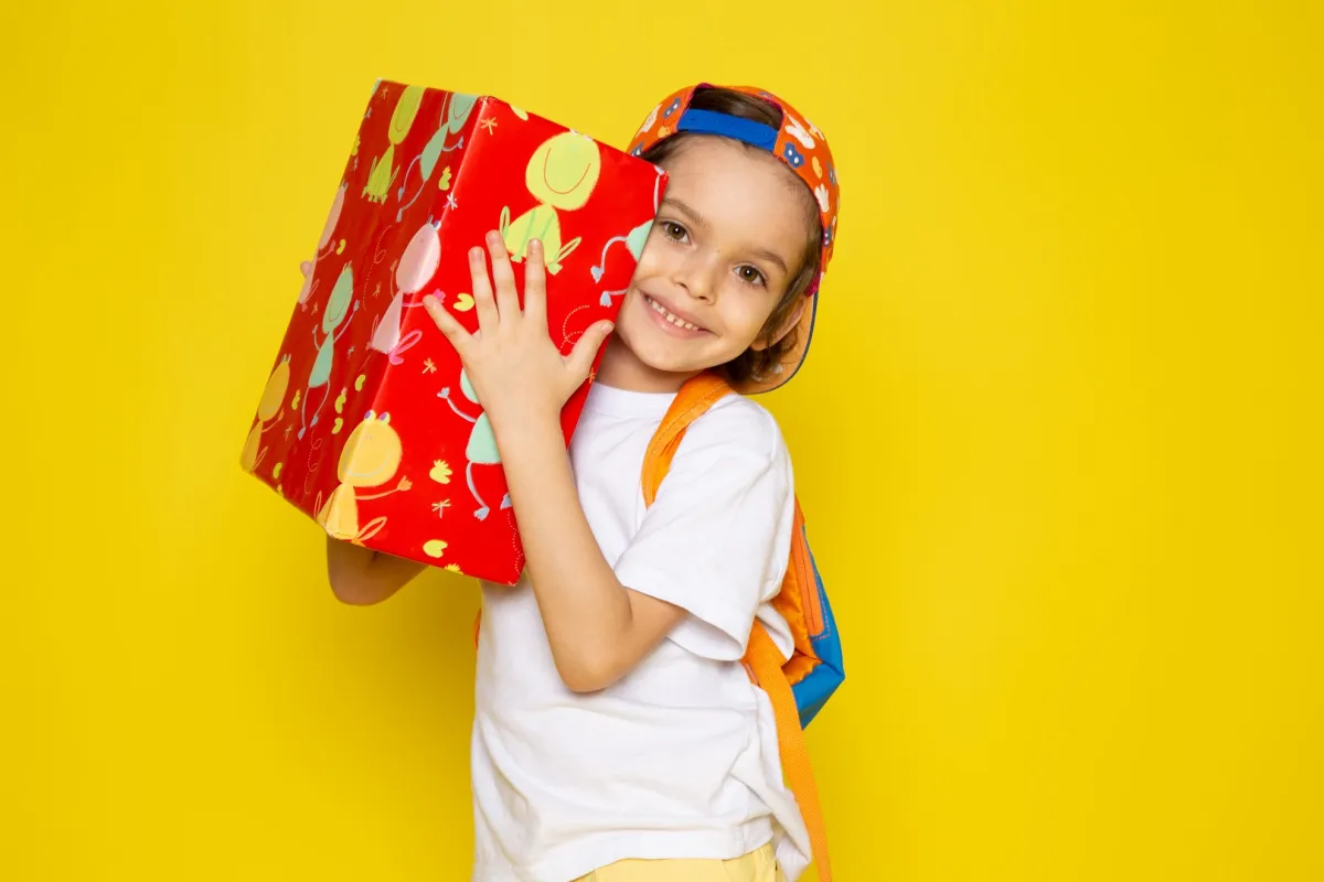 صورة لطفل يحمل هدية