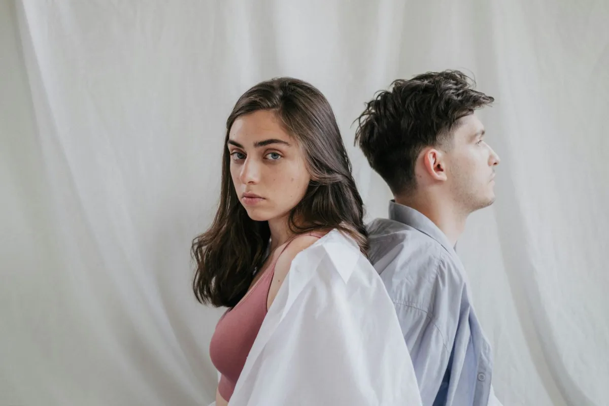 خطيب  يقف في اتجاه مخالف لخطيبته 