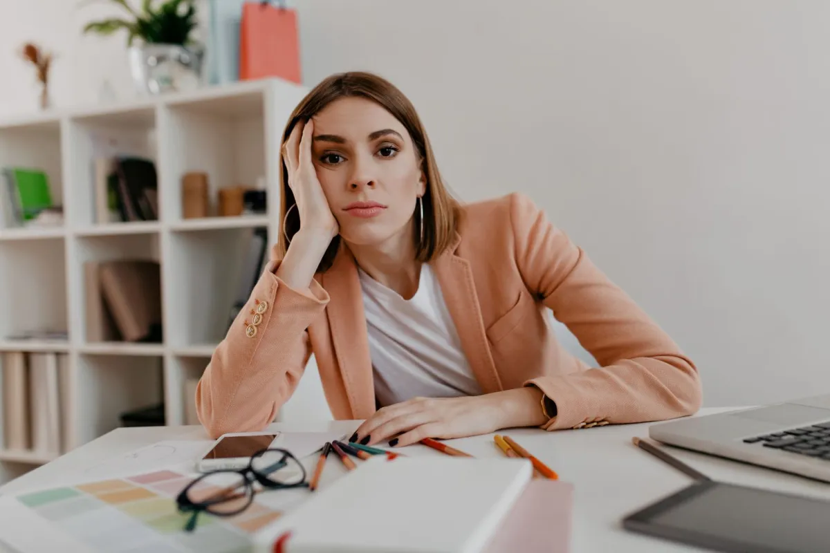 امرأة متعبة تعمل في المكتب