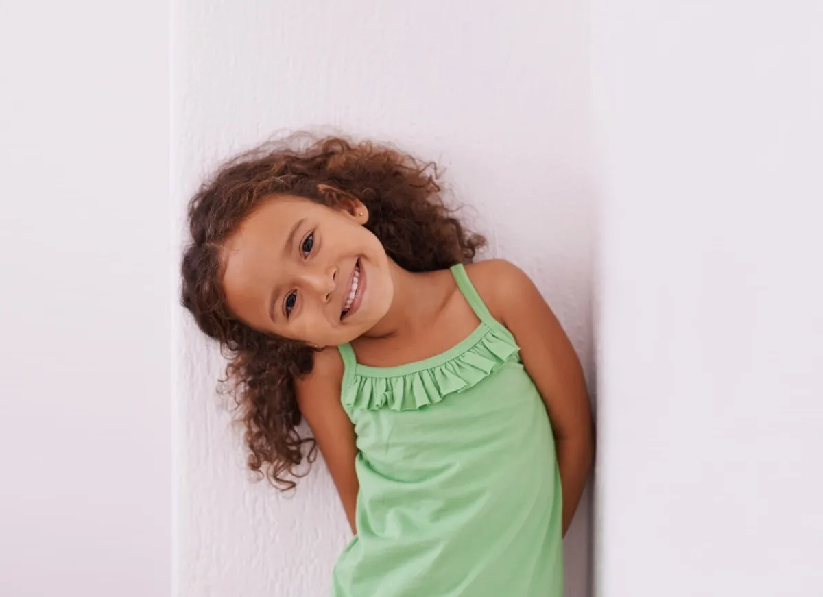 طفلة بفستان ناعم مناسب للاحتفال باليوم الوطني السعودي