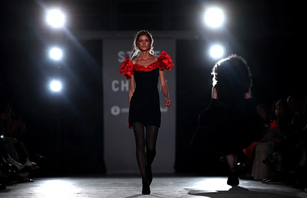 عرض أزياء في افتتاح أسبوع لندن للموضة لصيف 2025 -مصدر الصورة: HENRY NICHOLLS / AFP