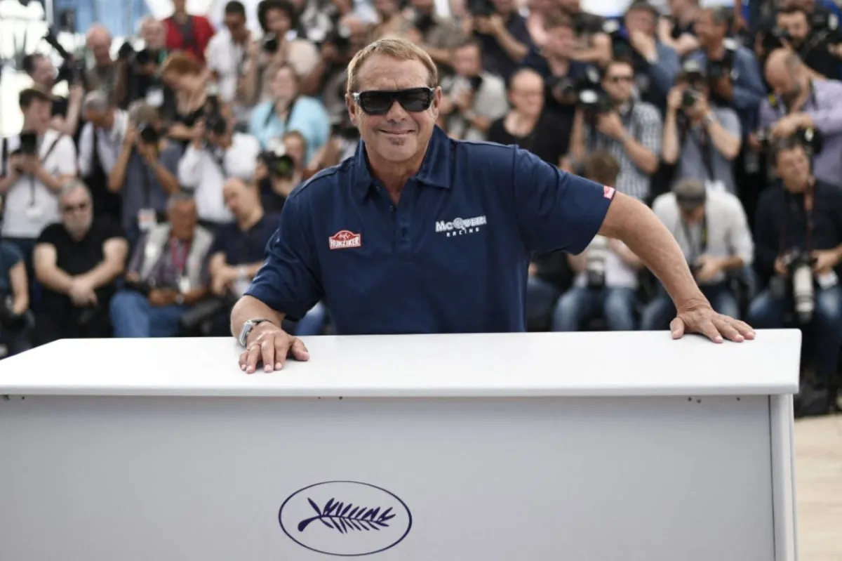 تشاد ماكوين Chad McQueen خلال جلسة تصوير لفيلم "Steve McQueen : The Man & Le Mans"  في مهرجان كان السينمائي بدورته الثامنة والستين في كان، جنوب شرق فرنسا، في 16 مايو/أيار 2015. AFP PHOTO / LOIC VENANCE (Photo by LOIC VENANCE / AFP)