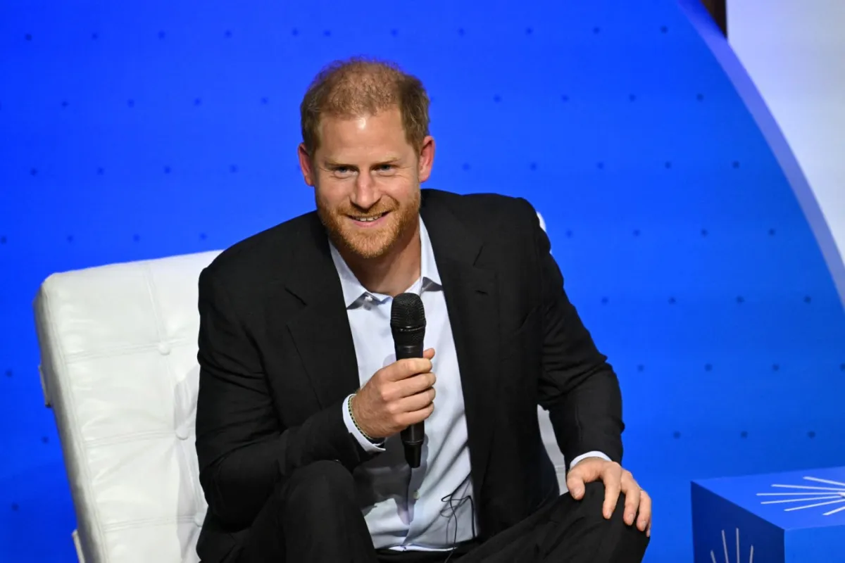 الأمير هاري خلال منتدى المستقبل الرقمي المسؤول في بوغوتا (Prince Harry during the 'Responsible Digital Future' forum in Bogota). مصدر الصورة: Raul ARBOLEDA / AFP