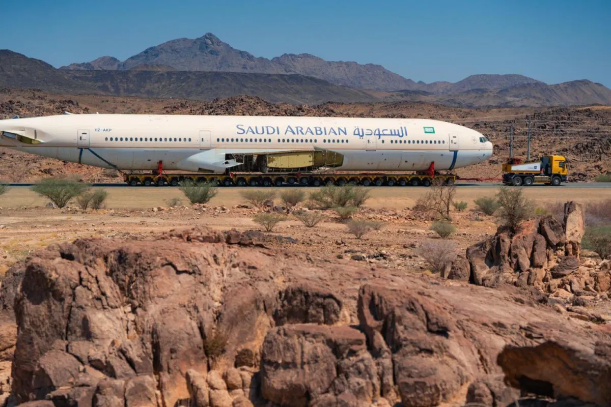 وصول طائرات موسم الرياض إلى العاصمة واستقبالها بالموروث الشعبي