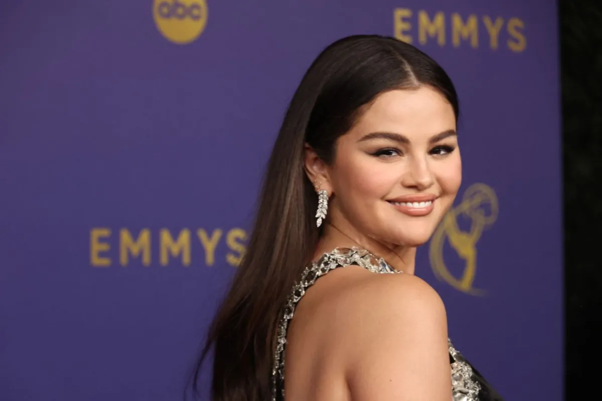 سيلينا غوميز في مسرح بيكوك في لوس أنجلوس، كاليفورنيا (Selena Gomez at Peacock Theater in Los Angeles, California). مصدر الصورة: Amy Sussman/Getty Images/AFP