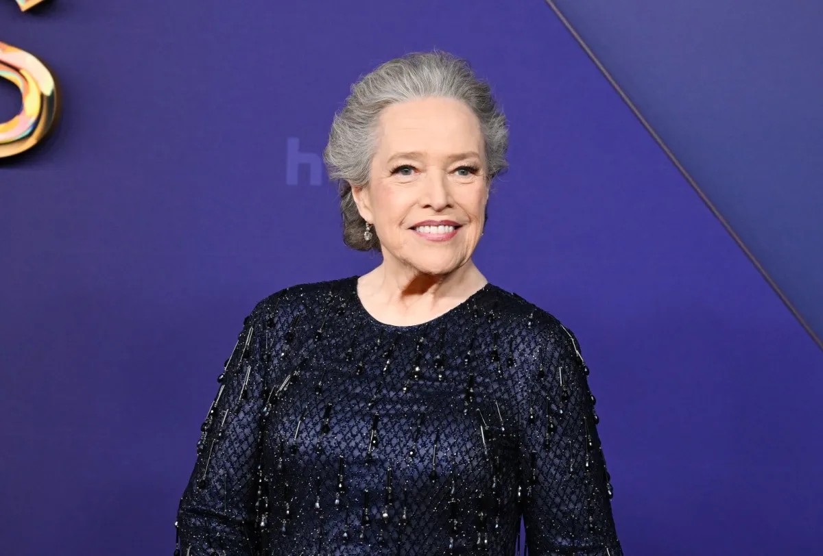 كاتي بيتس في مسرح بيكوك في لوس أنجلوس، كاليفورنيا (Kathy Bates at Peacock Theater in Los Angeles, California). مصدر الصورة: Gilbert Flores/Variety via Getty Images