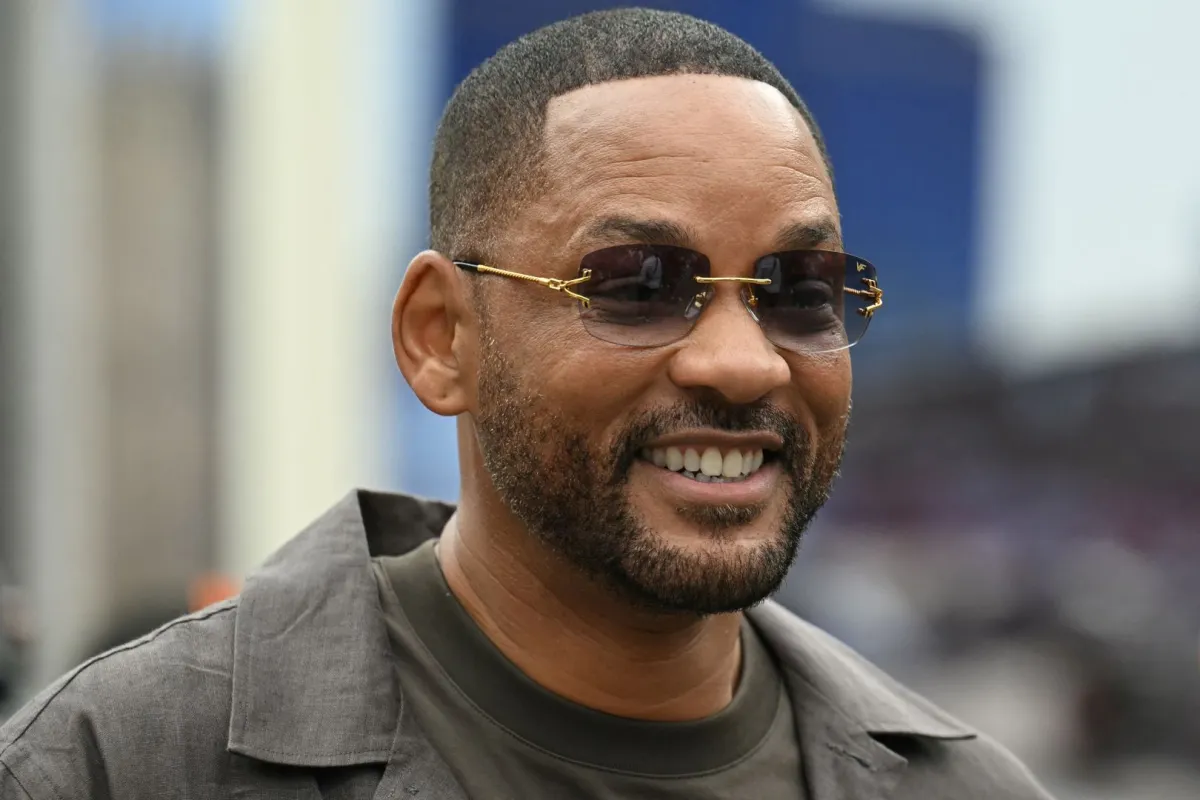 ويل سميث في حلبة مدينة باكو في باكو(Will Smith at the Baku City Circuit in Baku). مصدر الصورة: Natalia KOLESNIKOVA / AFP