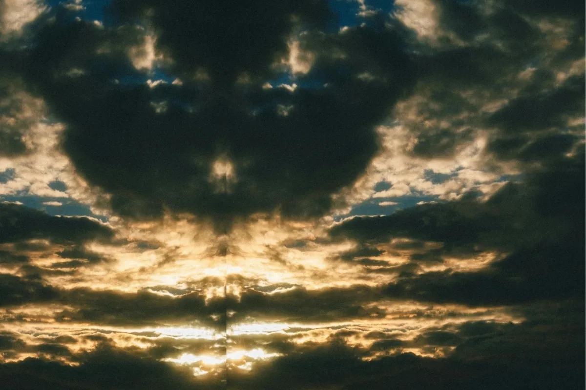 الشمس تتكاثف حولها السحب في السماء أثناء شروقها