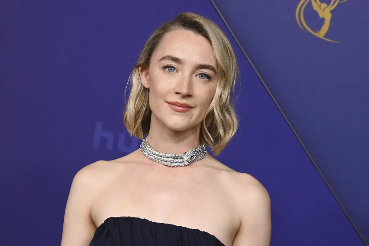 سيرشا رونان Saoirse Ronan بمجوهرات فاخرة من بلغاري في حفل الإيمي 2024 (مصدر الصورة: Gilbert Flores/Variety via Getty Images)