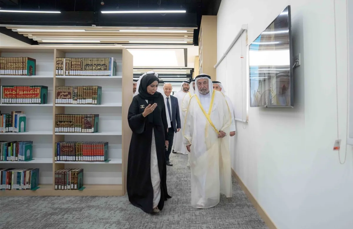 حاكم الشارقة يتجول في مبنى جامعة الذيد. الصورة من مكتب الشارقة الإعلامي