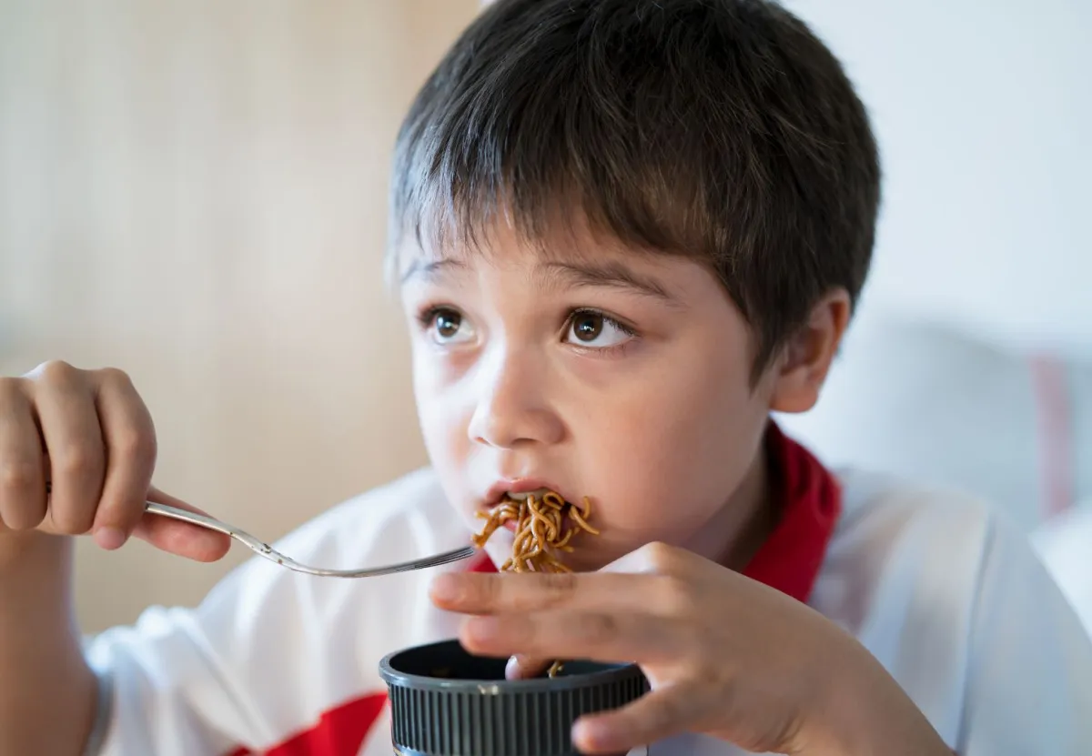 صورة طفل يأكل الطعام الصيني