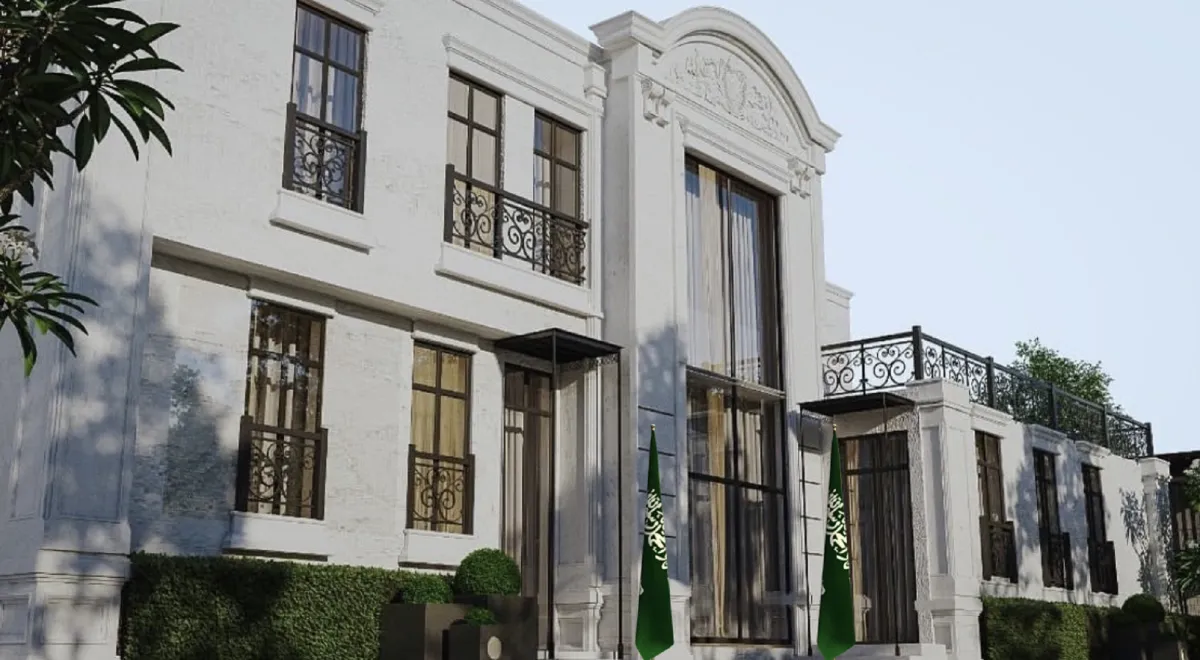 واجهة فيلا فخمة؛ يبدو علمان سعوديان عند المدخل