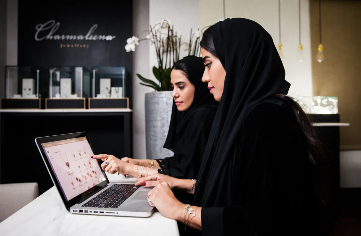 صاحبتا علامة شارملينا  لينا وهالة الخريجي -الصورة من مكتب العلاقات العام للعلامة 