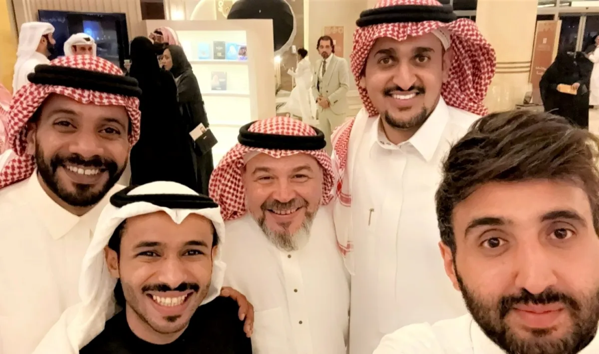 رياض الصلحاني برفقة عدد من الفنانين في اختتام مهرجان المسرح الخليجي- الصورة من حسابه على منصة إكس