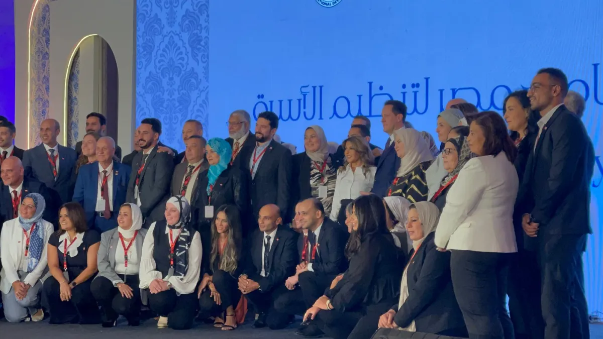 سميرة سعيد تلتقط الصور التذكارية مع فريق عمل المشروع