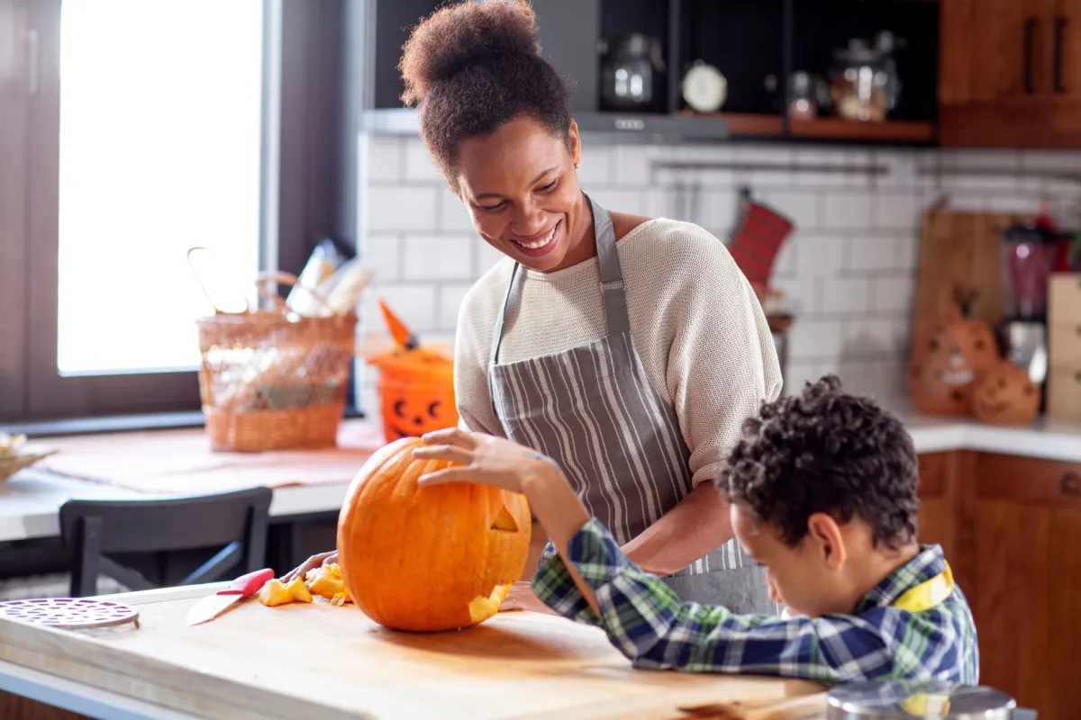 صورة لطفل مع أمه في المطبخ