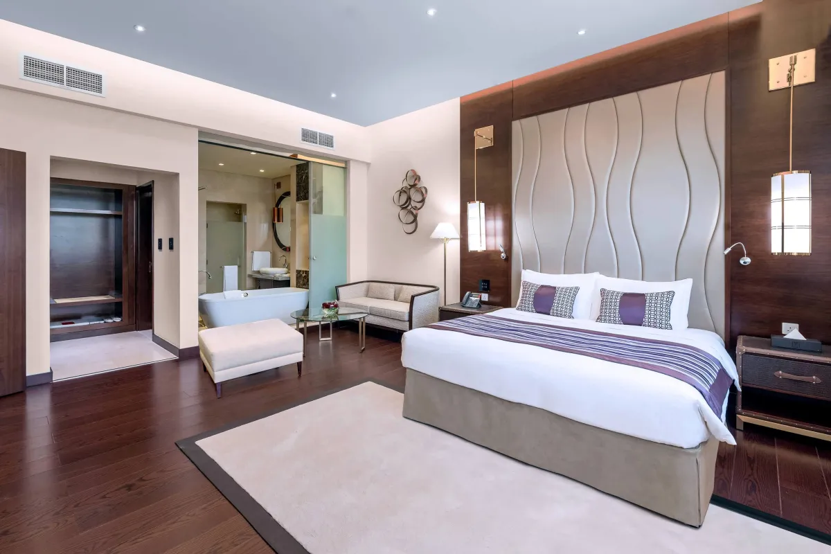 لقطة لإحدى غرف جراند ميلينيوم تبوك