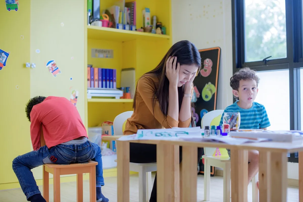 صورة لطفلين مشاغبين