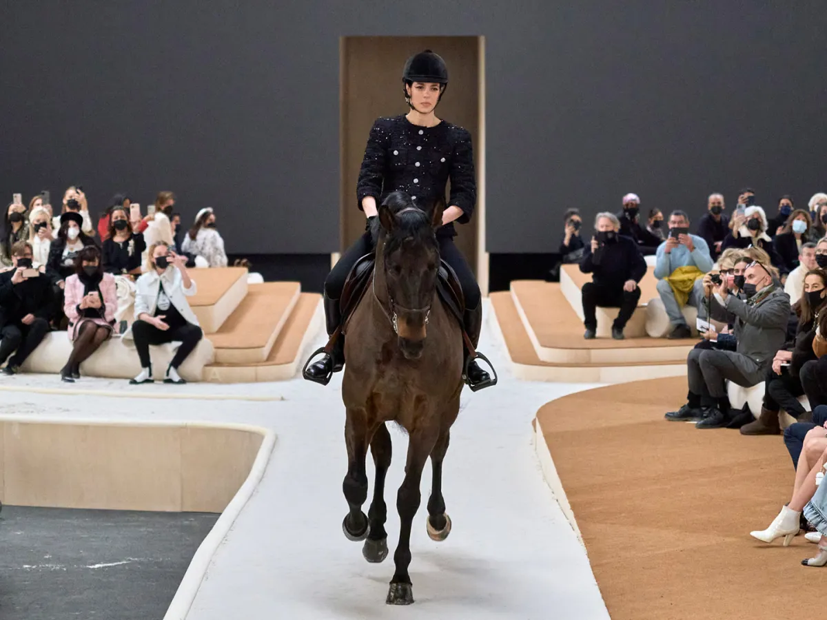 من عرض شانيل للخياطة الراقية ربيع 2022 Chanel- صور العروض من Launchmetrics/Spotlight©