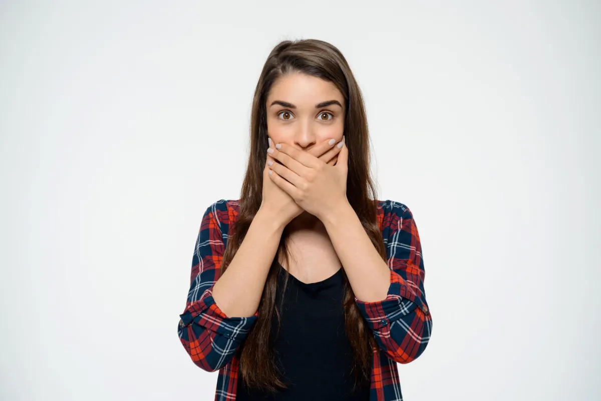 امرأة صامتة تبدو مذهولة