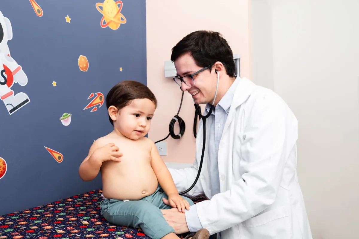 صورة لطفل يجري فحصا لدى الطبيب