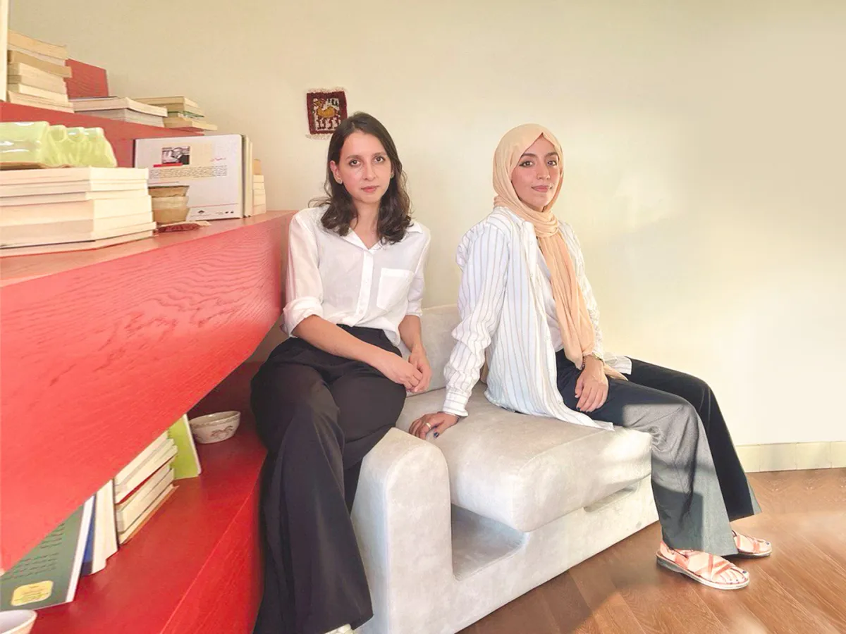 من اليمين: المعماريتان والمصممتان ريم عليان الرجودي وجمانة قاسم 