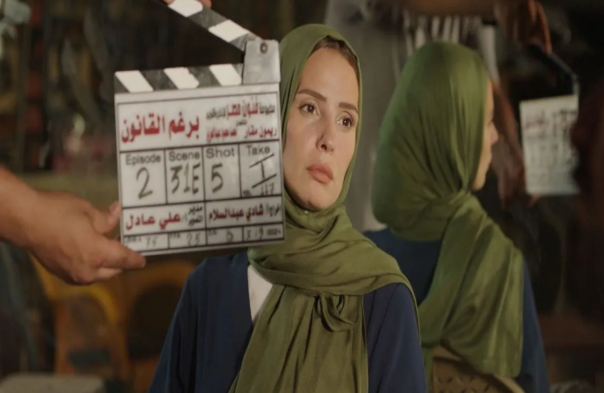 إيمان العاصي في كواليس مسلسل برغم القانون- الصورة من المكتب الإعلامي للشركة المتحدة