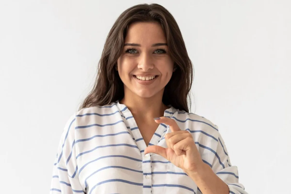 فتاة تحرك أصابعها بلغة الإشارة 