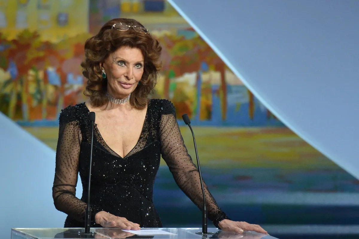 صوفيا لورين تلقي كلمة قبل تسليم الجائزة الكبرى خلال حفل ختام الدورة السابعة والستين لمهرجان كان السينمائي في كان، جنوب فرنسا، في 24 مايو 2014 AFP PHOTO / ALBERTO PIZZOLI (Photo by ALBERTO PIZZOLI / AFP)