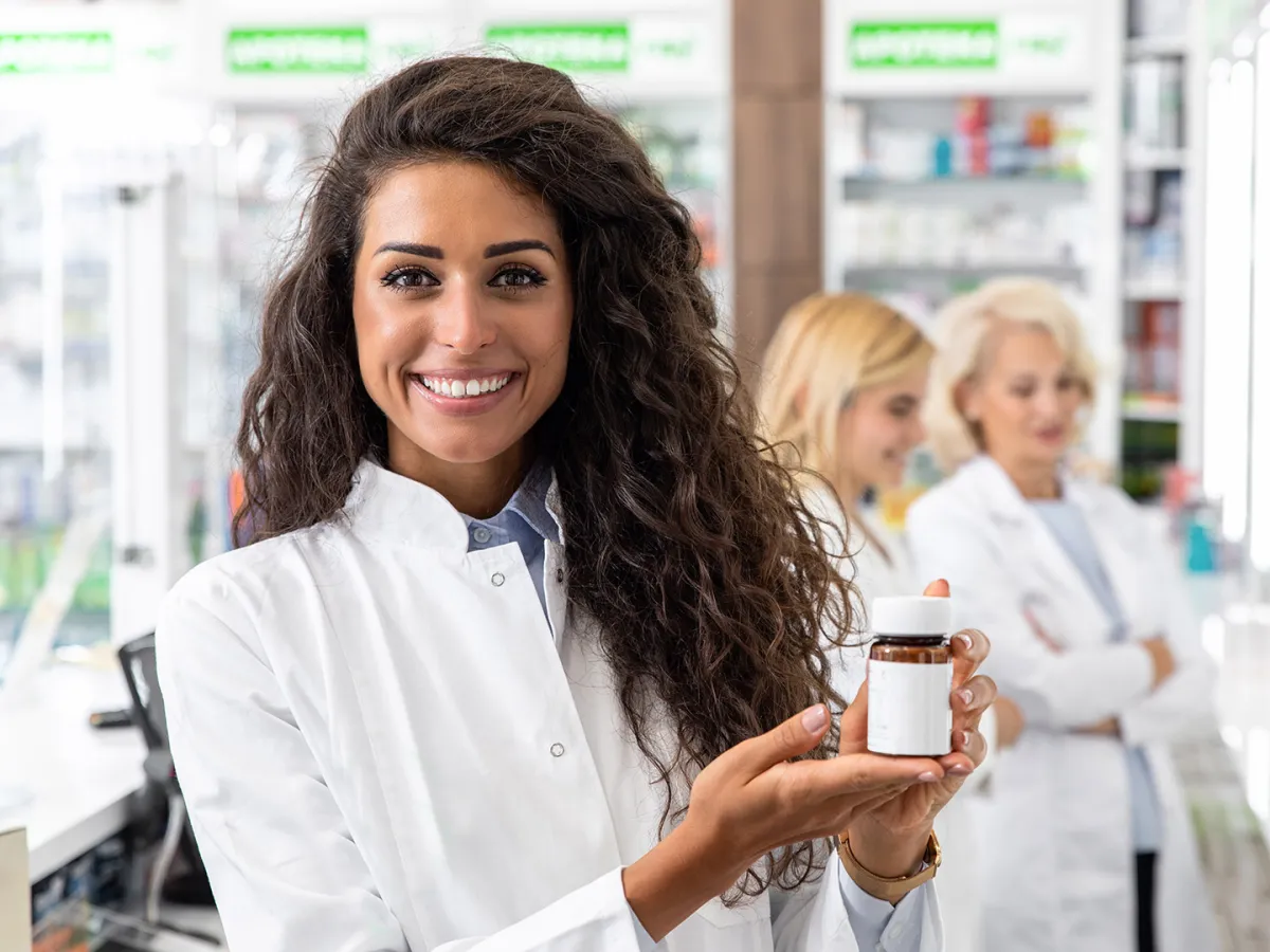 للصيدلي دور أكبر بكثير لأنه يعتبر الشخص المساعد للمريض