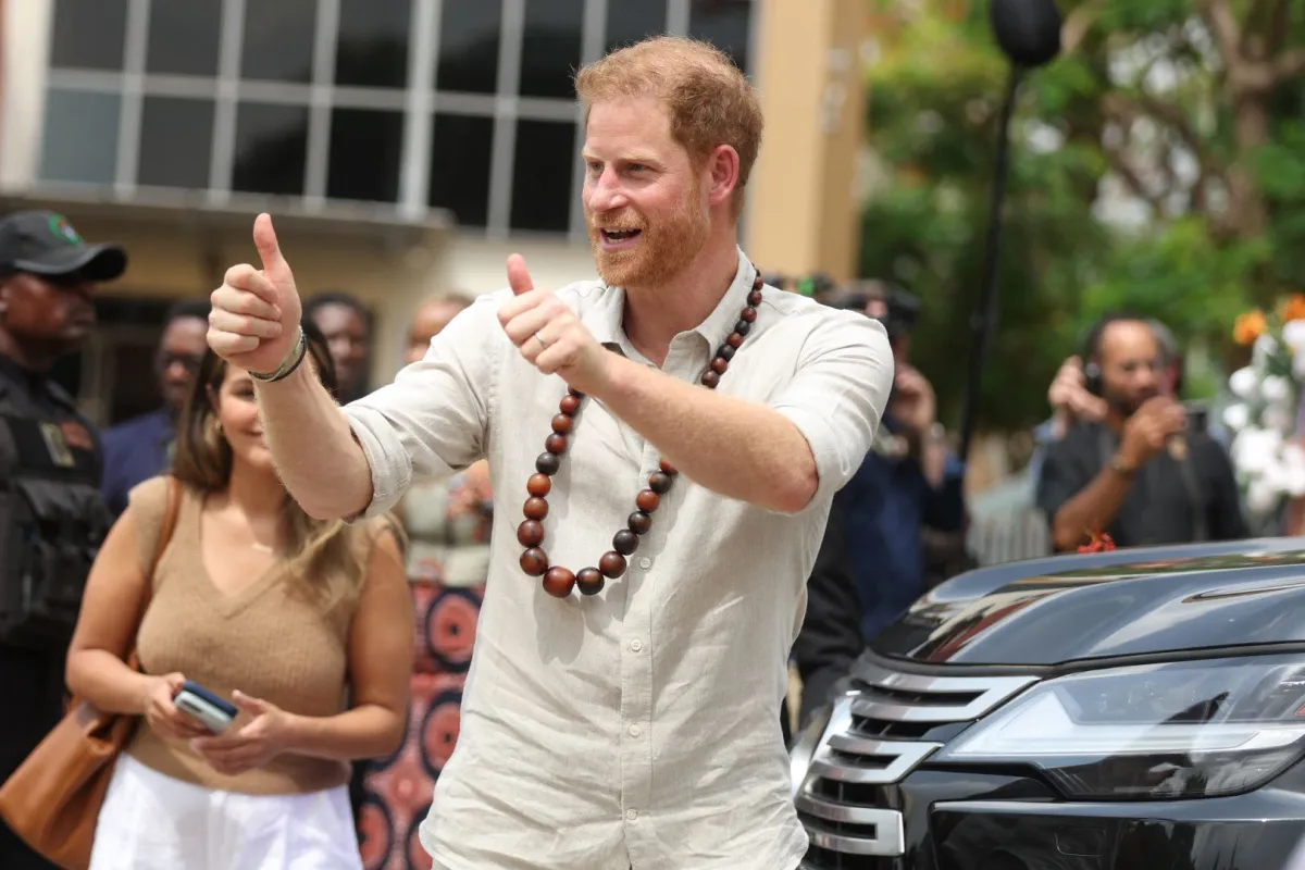 الأمير هاري خلال زيارته لأكاديمية لايتواي في أبوجا (Prince Harry during his visit at the Lightway Academy in Abuja). مصدر الصورة: Kola Sulaimon / AFP
