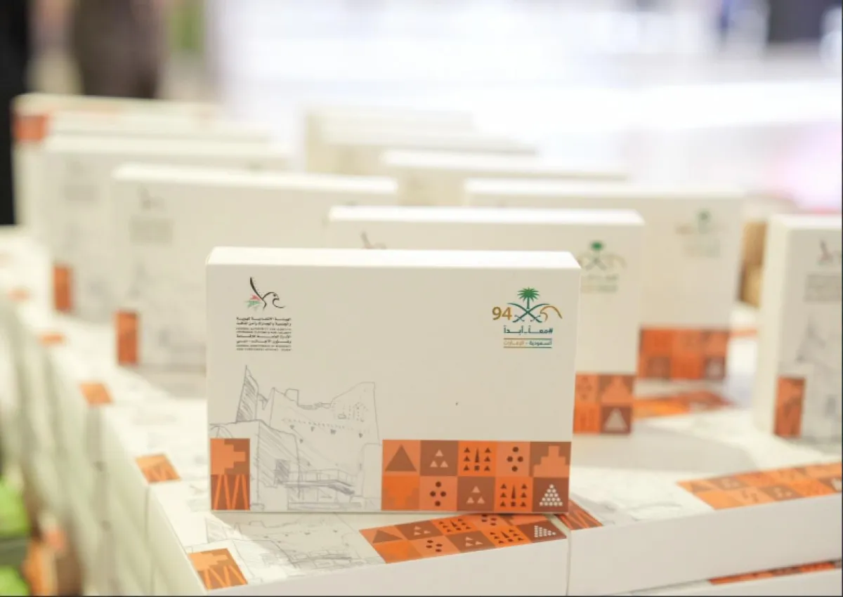 هدايا تذكارية للزوار السعوديين. الصورة من مكتب دبي الإعلامي