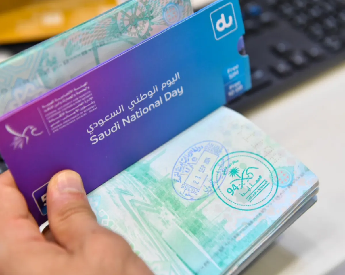 تزييّن جوازات سفر السعوديين بشعار اليوم الوطني السعودي. الصورة من مكتب دبي الإعلامي