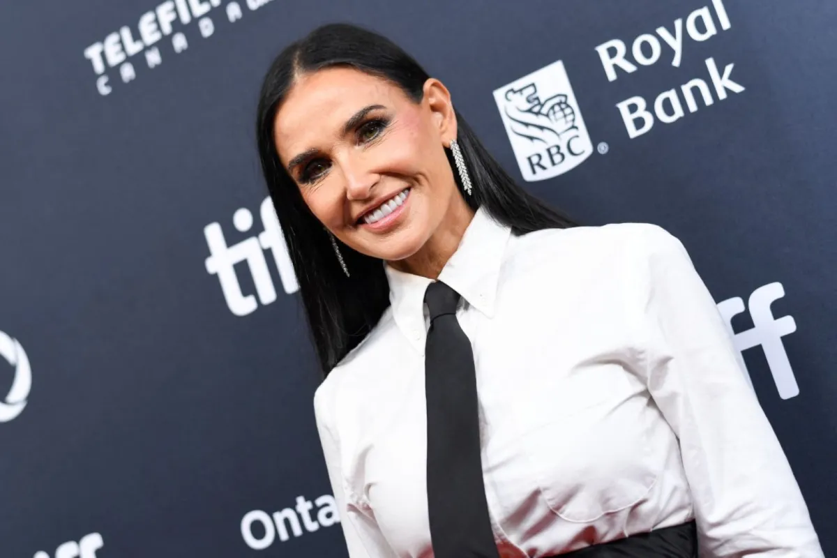 ديمي مور في مسرح رويال ألكسندرا في تورنتو، أونتاريو، كندا (Demi Moore at the Royal Alexandra Theatre in Toronto, Ontario, Canada). مصدر الصورة: VALERIE MACON / AFP