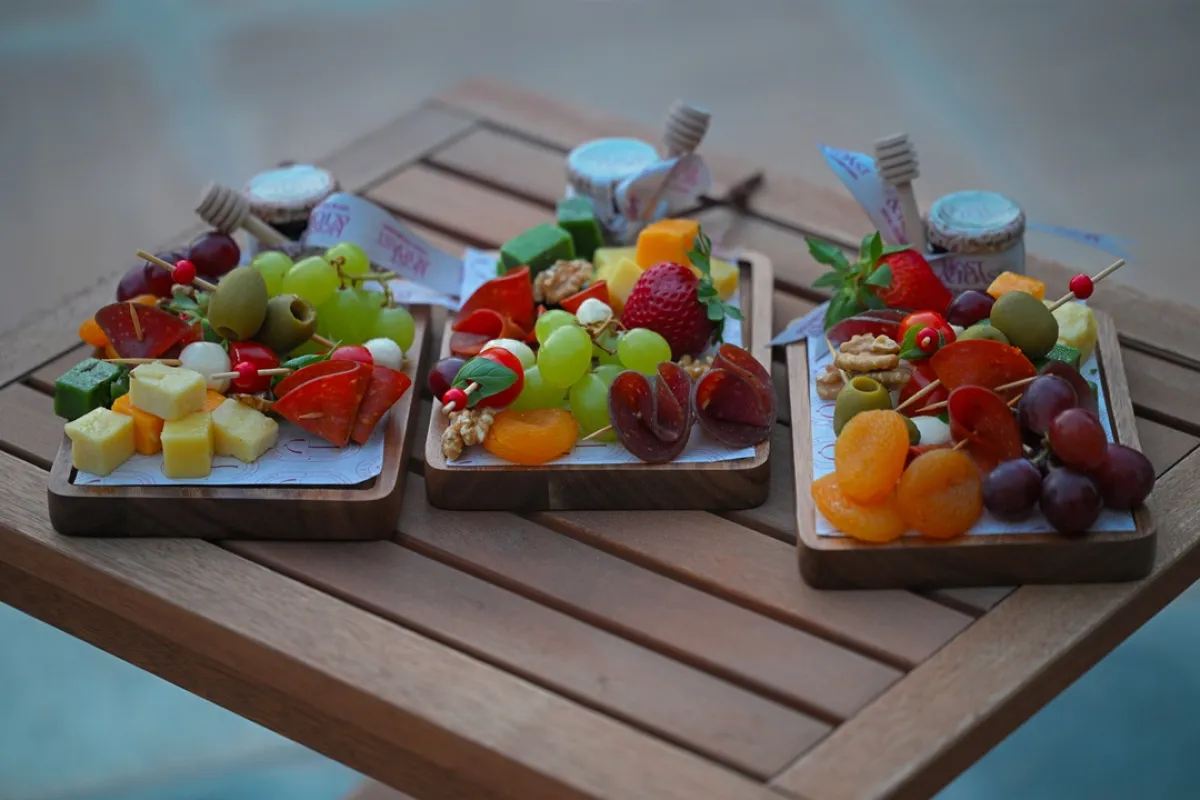 بار الجبن والمقبلات يمتاز بتشكيلة مختارة من الأجبان الفاخرة