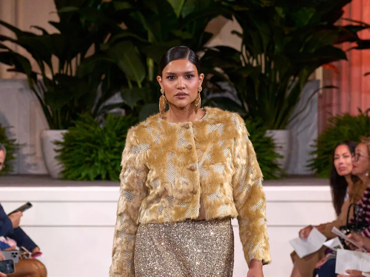 إطلالة من دينيس باسو Dennis Basso - الصورة من Launchmetrics/Spotlight ©