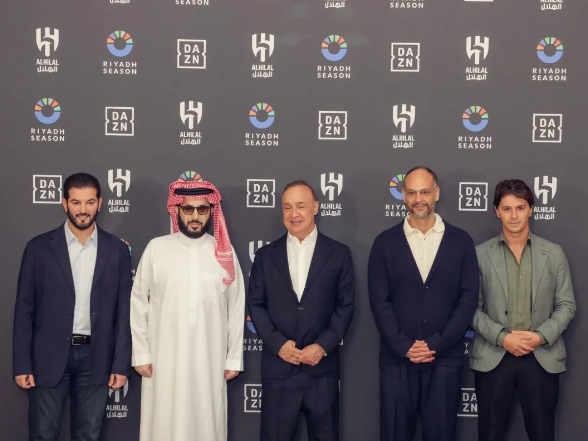 جرى التوقيع بين بالأستاذ فهد بن نافل رئيس مجلس إدارة شركة نادي الهلال، ومنصة DAZN التي مثلها كيسي جرين، رئيس DAZN في منطقة الشرق الأوسط وشمال إفريقيا