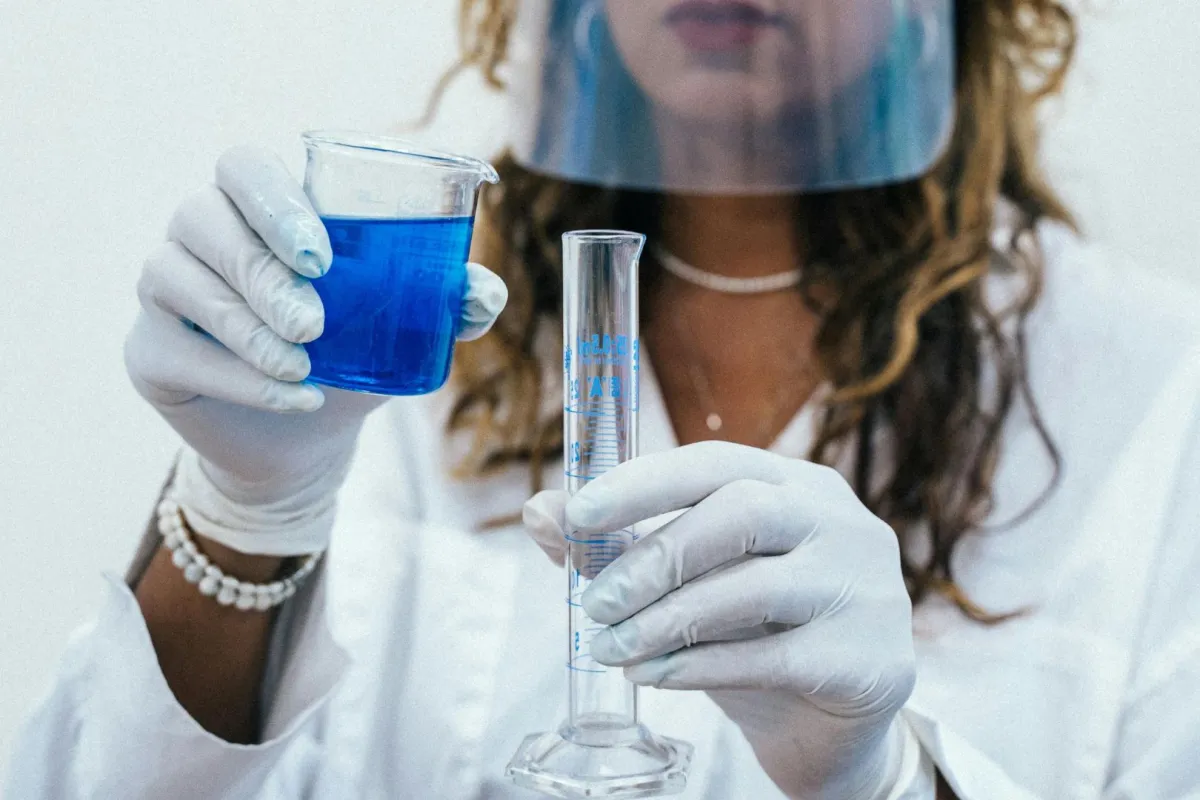 عالمة صيدلة تجري تجربة