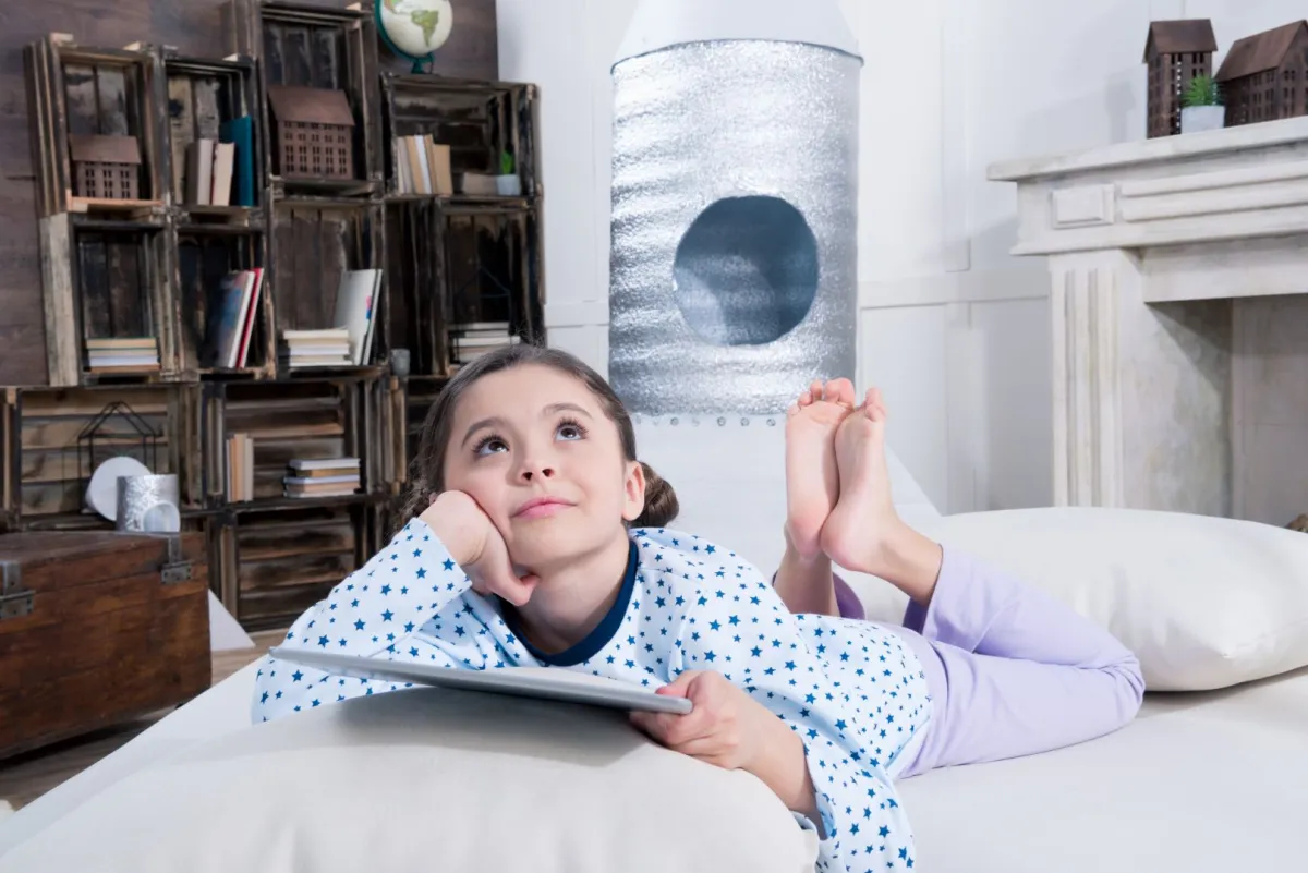 صورة طفلة تقرأ عن الخيال العلمي