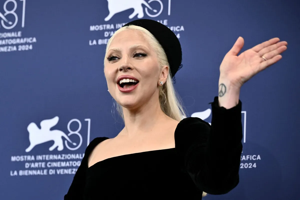 ليدي غاغا في ليدو فينيسيا (Lady Gaga at Venice Lido). مصدر الصورة: Marco BERTORELLO / AFP