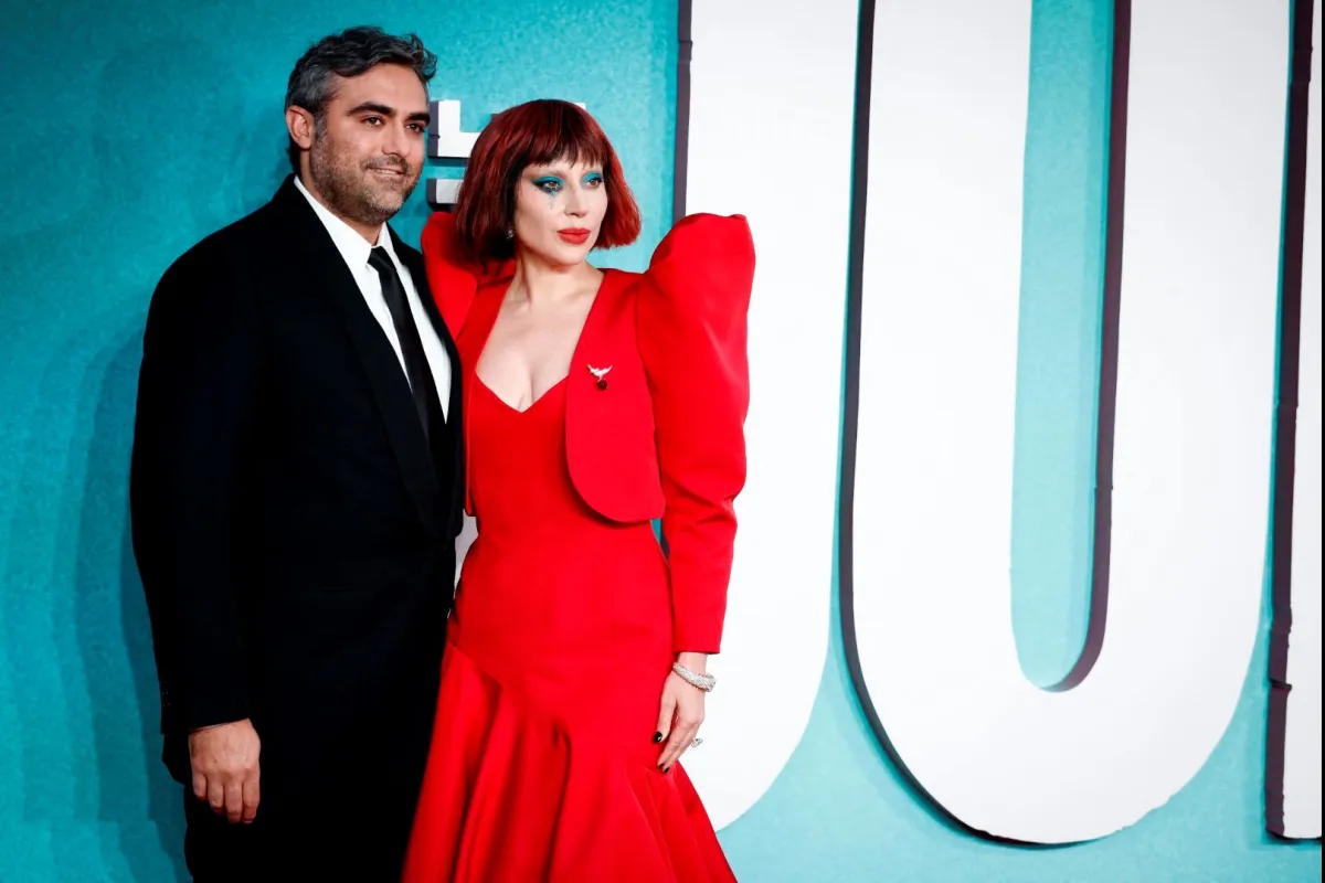 ليدي غاغا على السجادة الحمراء مع خطيبها مايكل بولانسكي لدى وصولها لحضور العرض الأول لفيلم "Joker: Folie À Deux" في المملكة المتحدة، في وسط لندن 2024- Lady Gaga poses on the red carpet with her Fiance Michael Polansky upon arrival to attend the the UK premiere of "Joker: Folie À Deux", in central London 2024- مصدر الصورة: (Photo by BENJAMIN CREMEL / AFP)