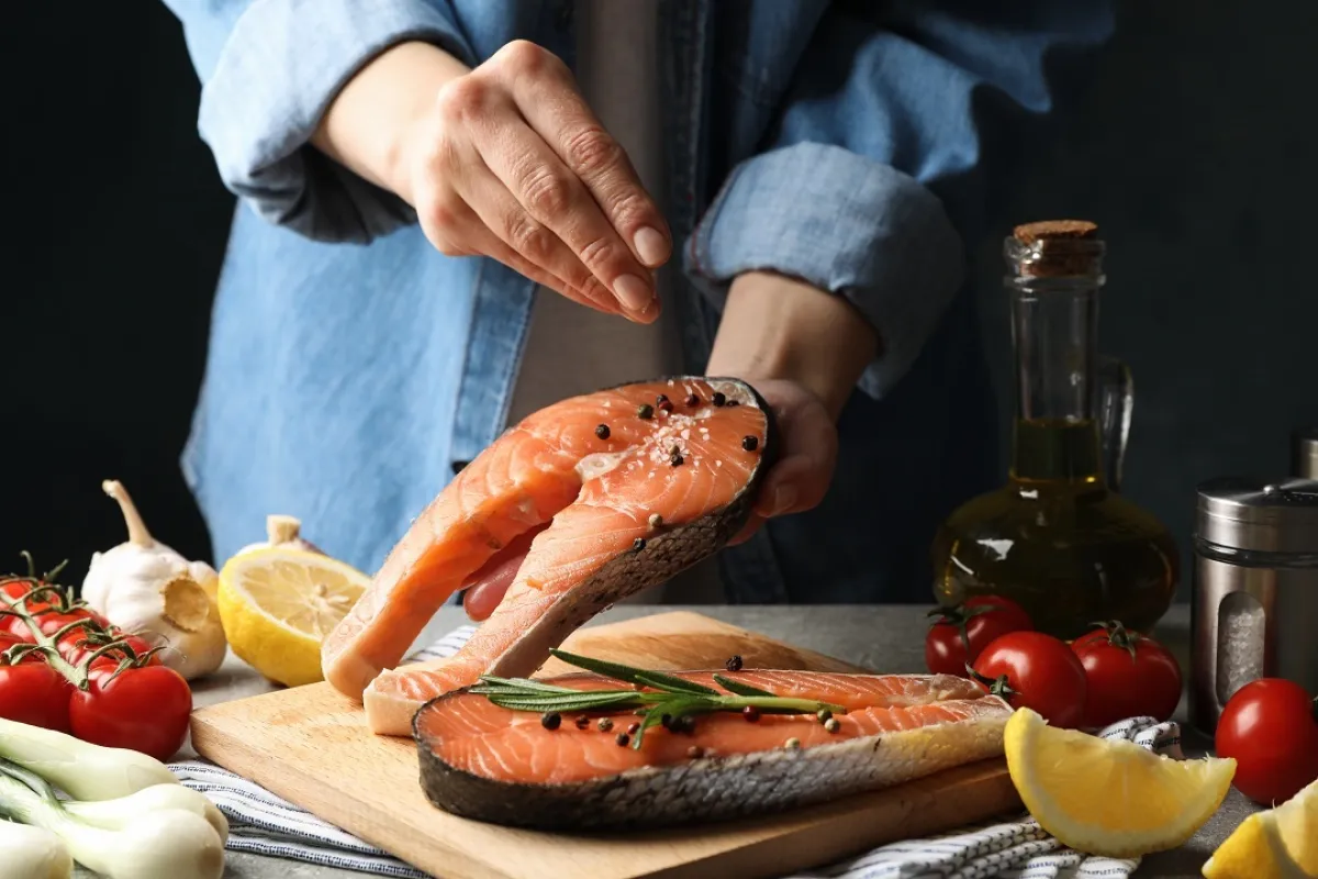 صورة لحامل تعد السمك