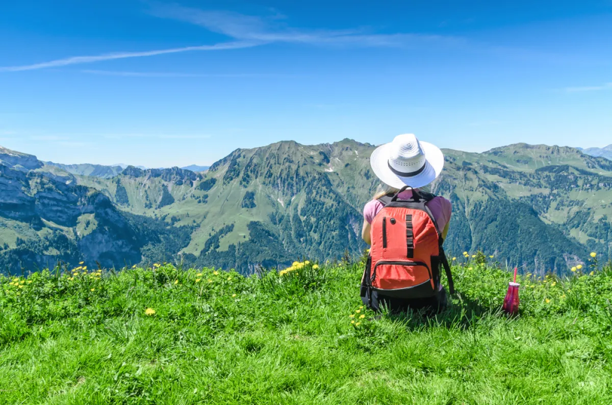 سائحة تستريح وسط الطبيعة