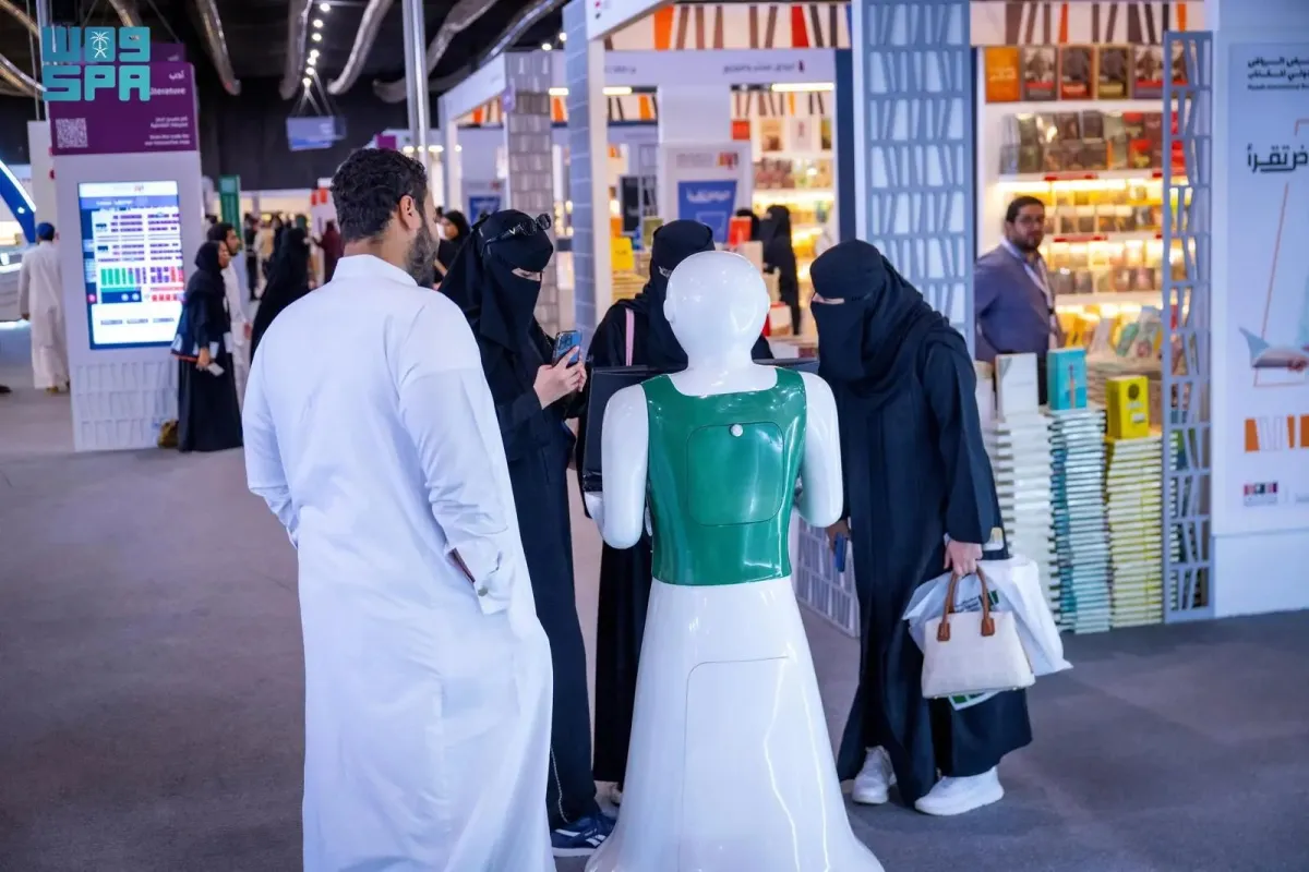 روبوت يرشد زوار معرض الكتاب بعدة لغات   - مصدر الصورة واس