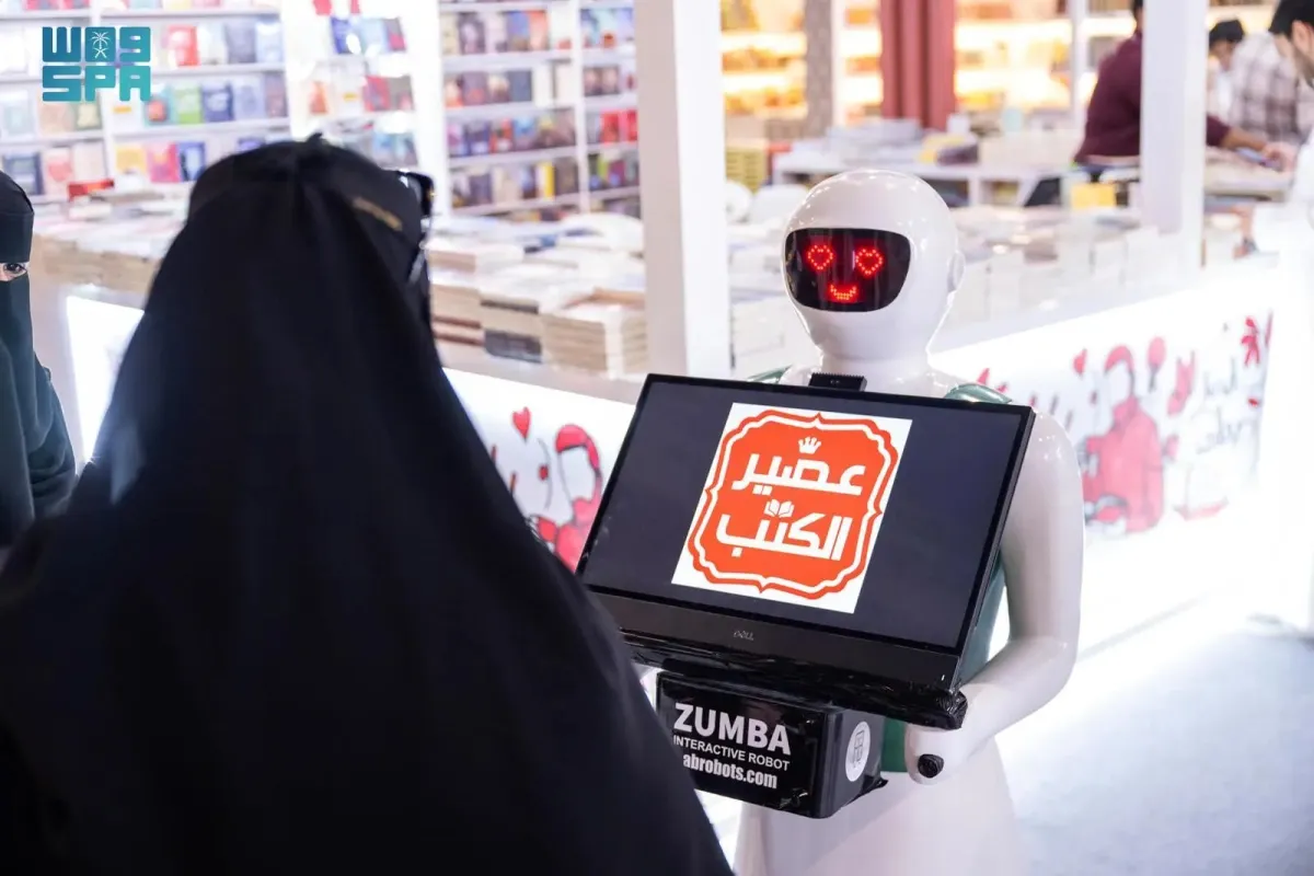 رجل آلي يرشد زوار معرض الكتاب بعدة لغات
