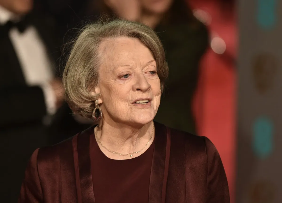 ماغي سميث تظهر لدى وصولها إلى حفل توزيع جوائز الأكاديمية البريطانية للأفلام في دار الأوبرا الملكية في لندن في 14 فبراير 2016. poses on arrival for the BAFTA British Academy Film Awards at the Royal Opera House in London on February 14, 2016. AFP PHOTO / NIKLAS HALLE'N (Photo by Niklas HALLE'N / AFP)